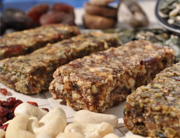 Frische Snacks liegen neben Nüssen und Beeren