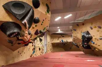 Linus Raatz beim Bouldern