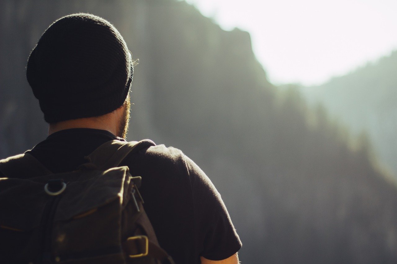 Mann mit Wanderer schaut auf die Berge