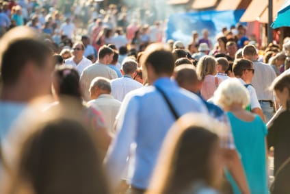 Menschen laufen zur Arbeit durch eine volle Straße